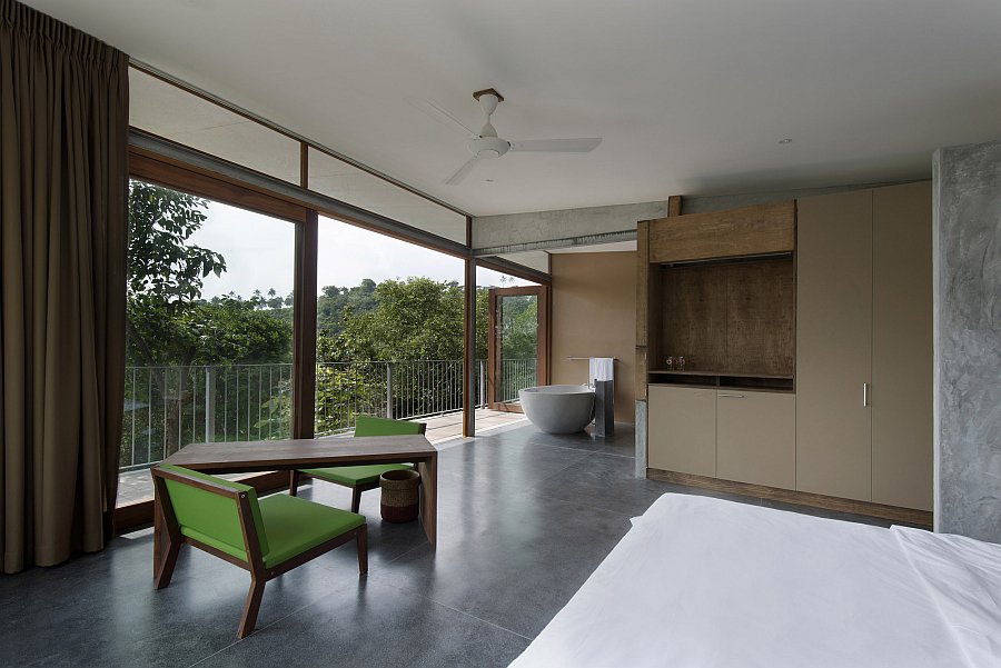Interior that is clad in wood, stone and concrete