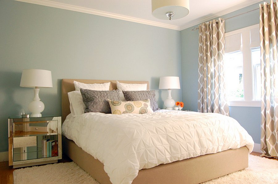 Mirrored bedside table adds chic elegance to the room [Design: Niche Interiors]