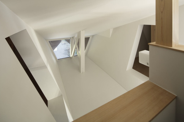 A House with an Origami Like Roof Photo A House with an Origami Like Roof in main architecture Category