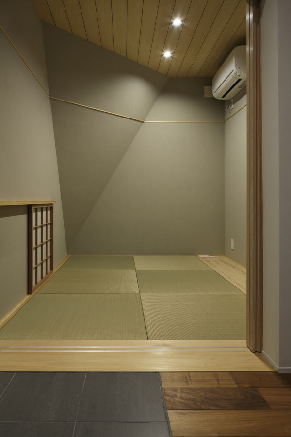 A House with an Origami Like Roof Photo A House with an Origami Like Roof in main architecture Category
