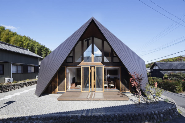 A House with an Origami Like Roof Photo A House with an Origami Like Roof in main architecture Category