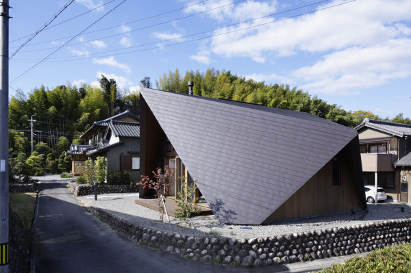 A House with an Origami Like Roof Photo A House with an Origami Like Roof in main architecture Category