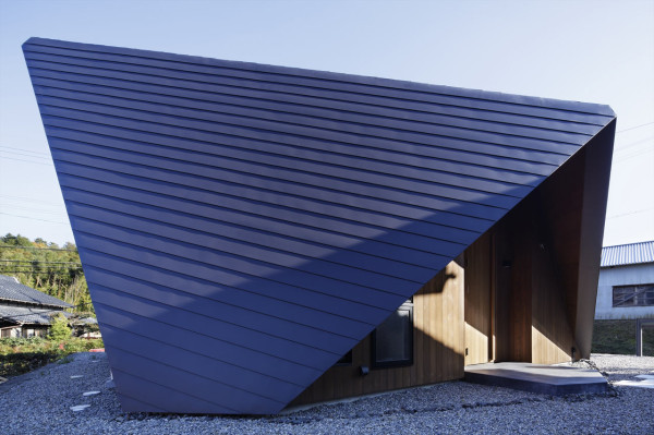 A House with an Origami Like Roof Photo A House with an Origami Like Roof in main architecture Category