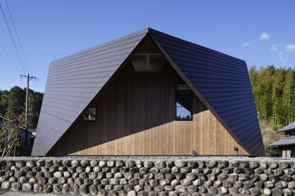 A House with an Origami Like Roof Photo A House with an Origami Like Roof in main architecture Category
