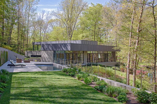A House That Nestles into its Natural Environment Photo A House That Nestles into its Natural Environment in main architecture Category
