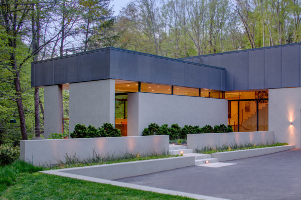 A House That Nestles into its Natural Environment Photo A House That Nestles into its Natural Environment in main architecture Category