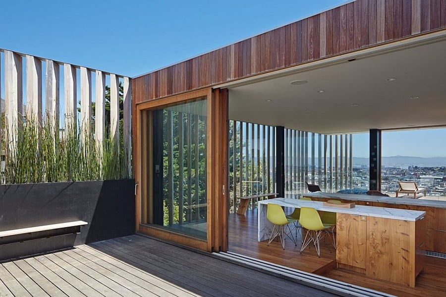 Sliding stackable glass doors connect the interior with the deck