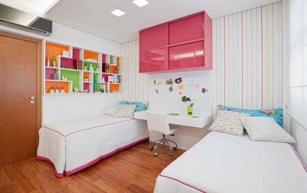 Ergonomic work space between twin beds