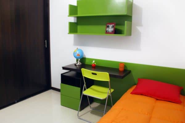 Simple desk design that is easy to work with