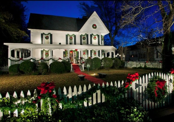 exterior holiday home Warming your Outdoor Home with Festive Holiday Decor