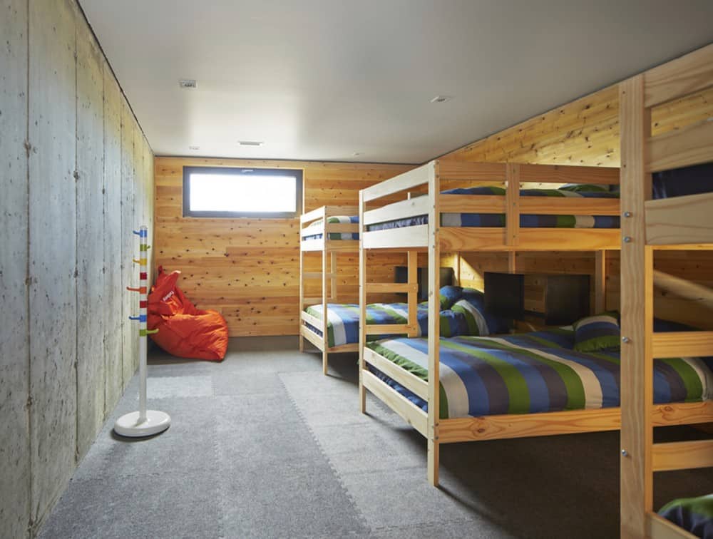 Bedroom for kids Bedroom for kids Reinterpretation of a Traditional Barn: Malbaie VIII Residence in Canada