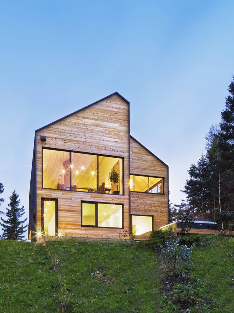 Charming house Charming house Reinterpretation of a Traditional Barn: Malbaie VIII Residence in Canada