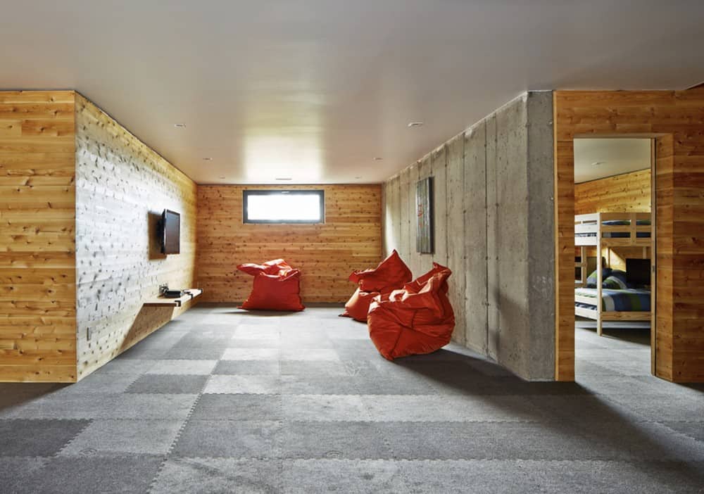 Concrete and wood Concrete and wood Reinterpretation of a Traditional Barn: Malbaie VIII Residence in Canada