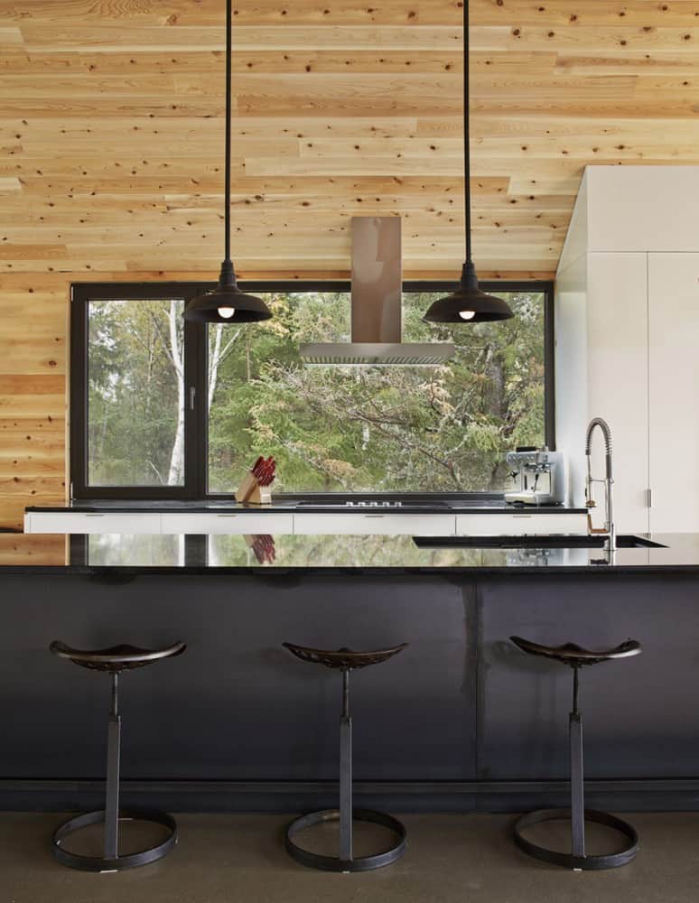 Decor kitchen Decor kitchen Reinterpretation of a Traditional Barn: Malbaie VIII Residence in Canada