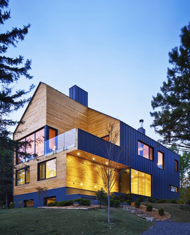 Evening view house in the mountains Evening view house in the mountains Reinterpretation of a Traditional Barn: Malbaie VIII Residence in Canada