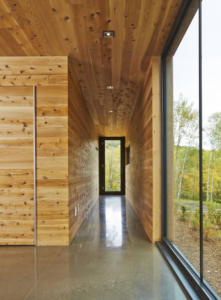 Hallway and wood Hallway and wood Reinterpretation of a Traditional Barn: Malbaie VIII Residence in Canada