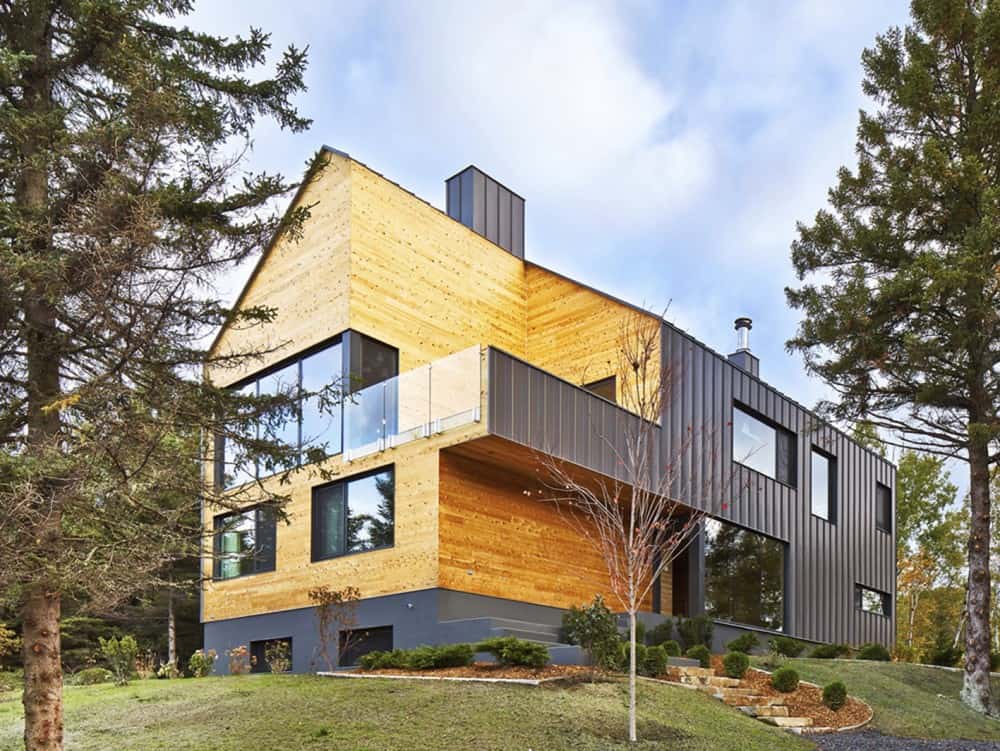 House with rustic details House with rustic details Reinterpretation of a Traditional Barn: Malbaie VIII Residence in Canada